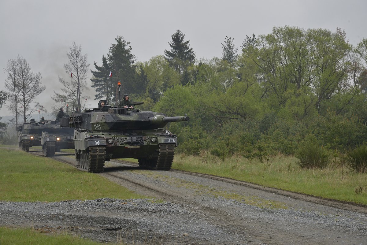 The Polish Leopard 2A5 tank platoon in action at the #StrongEurope #TankChallenge at @7thATC's Grafenwoehr Training Area