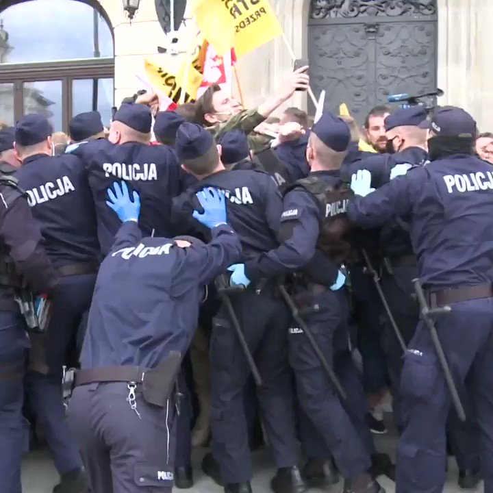 Tensions took place in Warsaw, Poland during a demonstration against containment measures. Many demonstrators were arrested by the police.