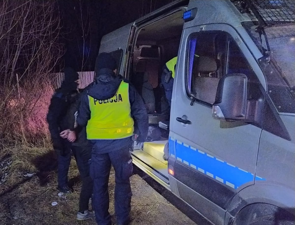 Police in Podlachia: A 30-year-old Ukrainian citizen was arrested as he helped 5 Iraqi citizens in illegal border crossing. He was arrested in Narew by the police @KWP_Olsztyn