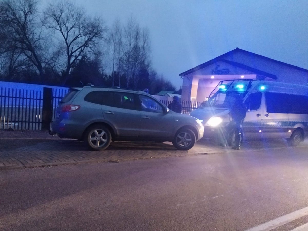 Police in Podlachia: A 30-year-old Ukrainian citizen was arrested as he helped 5 Iraqi citizens in illegal border crossing. He was arrested in Narew by the police @KWP_Olsztyn