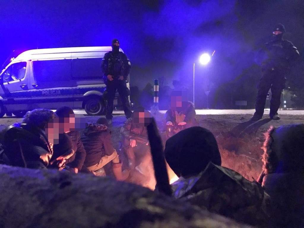 Polish Police: 9 people who illegally crossed the border and waited for the smugglers were revealed by the police of the Prevention Department @kwpkrakow. Until their arrival, the illegal immigrants had been fed, warmed up by a fire, and had drinks. 2 smugglers detained