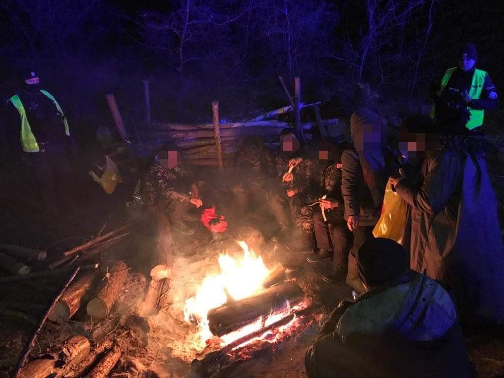 Polish Police: 9 people who illegally crossed the border and waited for the smugglers were revealed by the police of the Prevention Department @kwpkrakow. Until their arrival, the illegal immigrants had been fed, warmed up by a fire, and had drinks. 2 smugglers detained