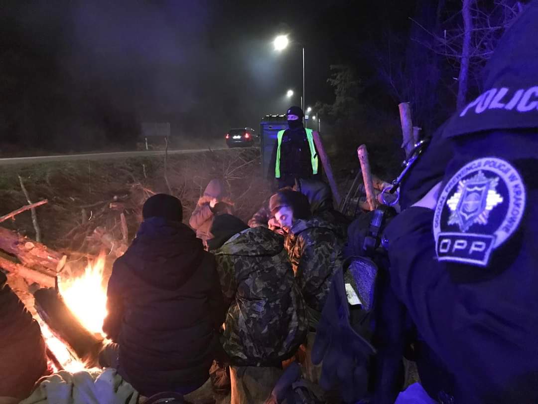 Polish Police: 9 people who illegally crossed the border and waited for the smugglers were revealed by the police of the Prevention Department @kwpkrakow. Until their arrival, the illegal immigrants had been fed, warmed up by a fire, and had drinks. 2 smugglers detained