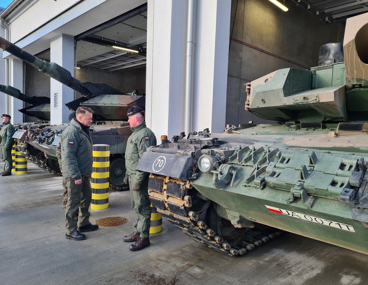 Polish Ministry of National Defense: At @1WBPanc in Wesoła, the meeting of Minister @mblaszczak with soldiers has started. Today, new garage halls with service facilities for Leopard tanks have been commissioned in the unit. The construction of garages is part of the development of @Zelazna_Dywizja infrastructure