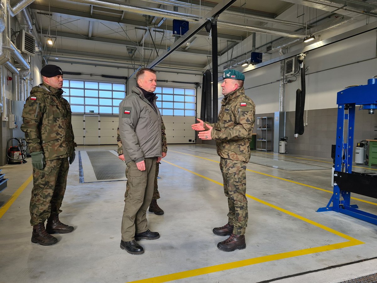 Polish Ministry of National Defense: At @1WBPanc in Wesoła, the meeting of Minister @mblaszczak with soldiers has started. Today, new garage halls with service facilities for Leopard tanks have been commissioned in the unit. The construction of garages is part of the development of @Zelazna_Dywizja infrastructure