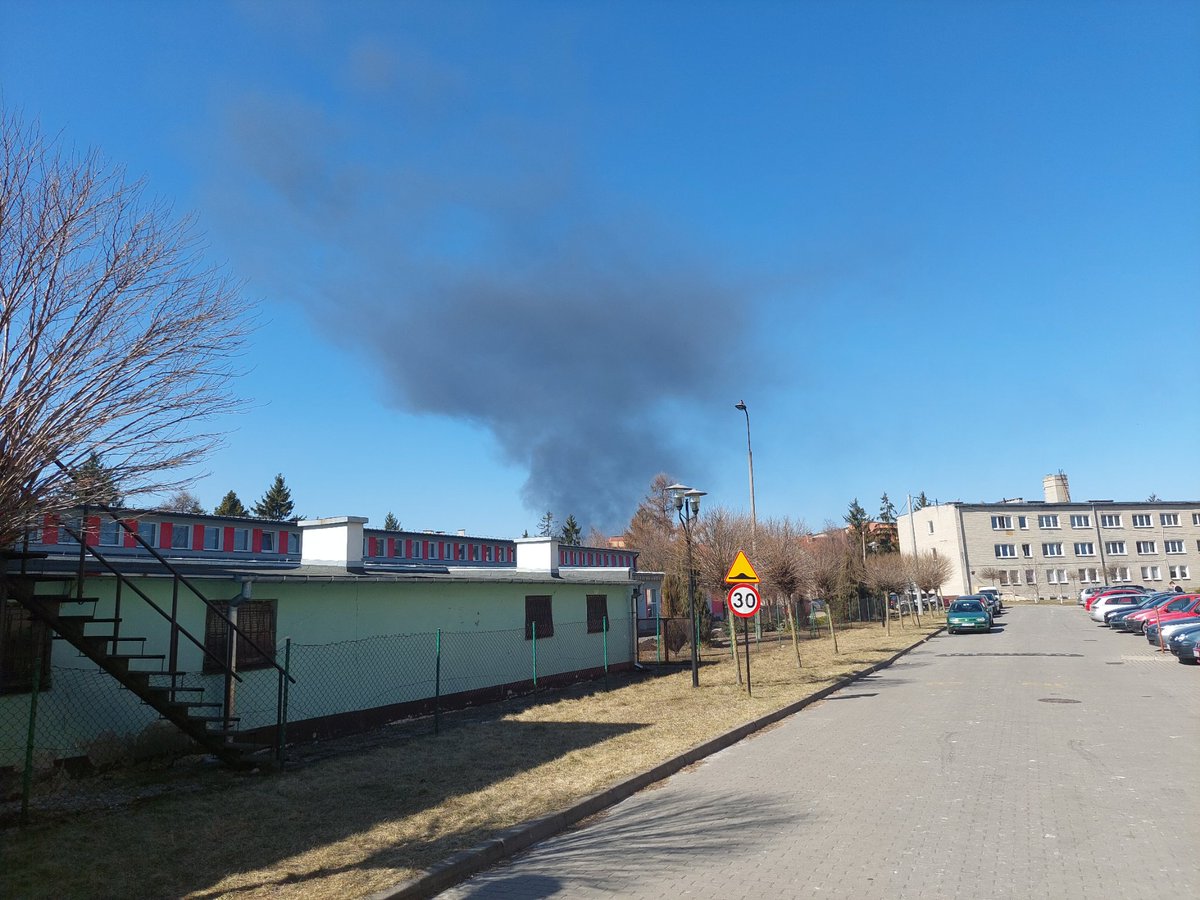 Chełm: The building materials warehouse is on fire. Black smoke is the effect of burning polystyrene. The fire brigade goes to the scene. @RadioZET_NEWS