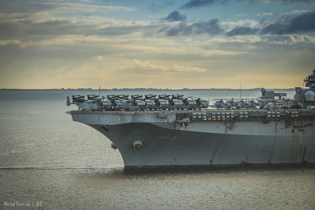 .@USNavy Wasp-class amphibious assault ship USS Kearsarge (LHD 3) with embarked Marines assigned to the 22nd Marine Expeditionary Unit (MEU) entered Port of Gdynia to replenish supplies and for crew rest