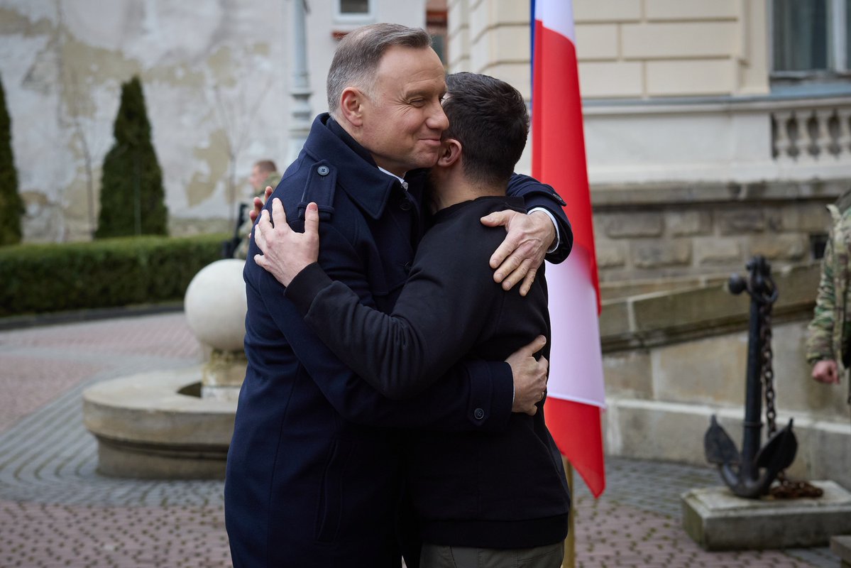Ukrainas president @ZelenskyyUa: Från de första dagarna av den fullskaliga invasionen har vi känt stöd från våra broderfolk i Polen och Litauen. Jag är tacksam mot Andrzej Duda och Gitanas Nausėda för deras besök. Tack för att du hjälper vårt folk