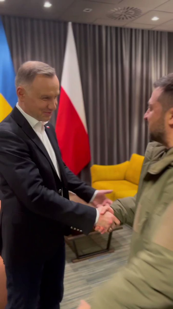 На връщане към Украйна президентът @ZelenskyyUa се срещна с полския президент @AndrzejDuda в Жешув, югоизточна Полша