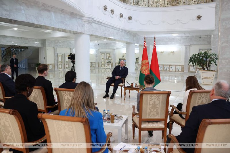 Lukasjenka lovar ett svar efter att Polen och Litauen stängt några gränsövergångar mot Vitryssland