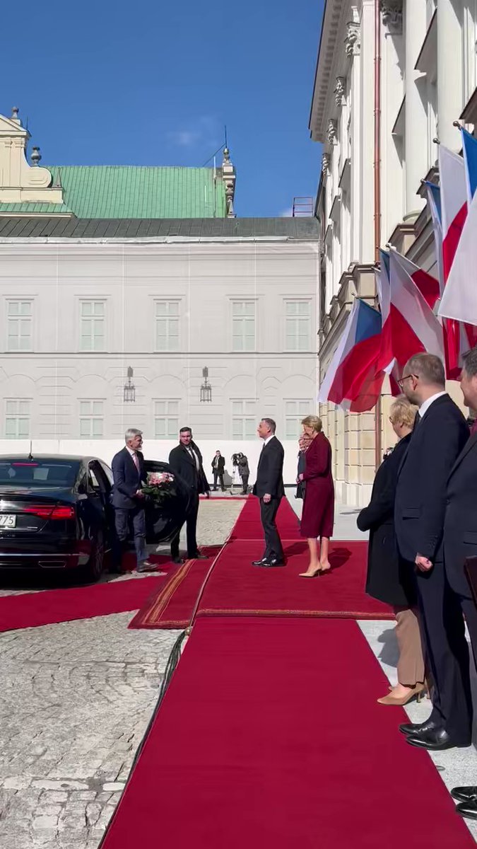 Rozpoczyna się oficjalna wizyta Prezydenta Czech @prezidentpavel. Polska jest drugim krajem, po Słowacji, który odwiedza nowo wybrany prezydent. To znak, że polsko-czeskie relacje są bardzo dobre i obu stronom zależy na ich kontynuacji PolandPolandhandshakeCzech RepublicCzech Republic