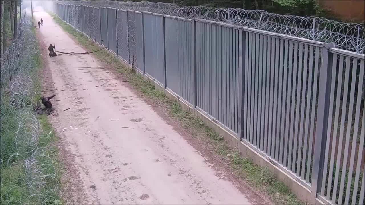 Today, around 4:30 a.m., a Polish Army soldier was injured after being stabbed by a foreigner trying to break through the barrier at the border during an attack by a group of approximately 50 people. A few hours earlier, a guard was hit by a broken bottle, another was injured with an improvised spear (a stick with a knife).