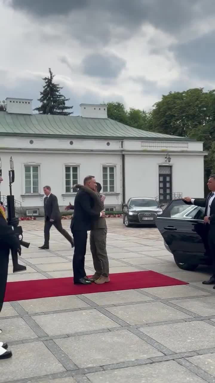 Presidentti @AndrzejDuda tapasi ennen lähtöään Naton huippukokoukseen Belvederen palatsissa Ukrainan presidentin @ZelenskyyUa