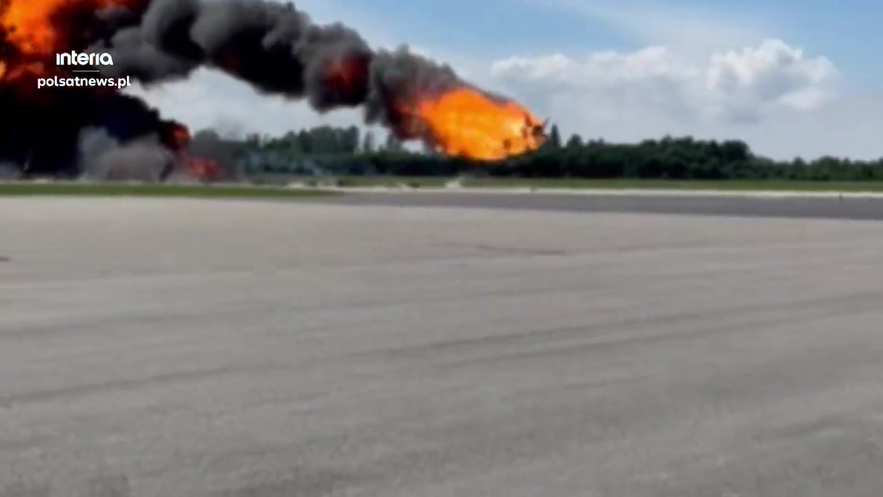 The Bielik military plane crash in Gdynia. The pilot is dead. There's footage from the airport