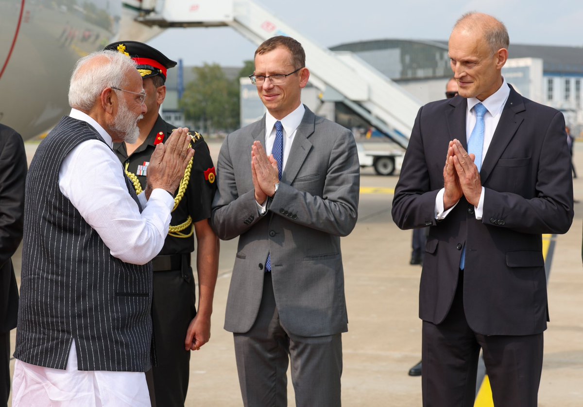 Pääministeri Modi saapuu Puolaan, jonka @PLinIndia CdA @SebastianD_PL toivotti tervetulleeksi muiden huippuvirkamiesten joukossa