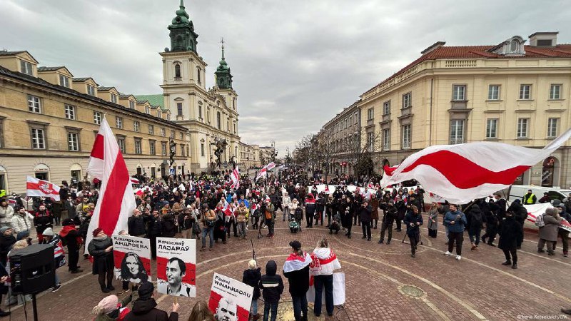 Demonštrácia odsudzujúca falošné voľby v Bielorusku vo Varšave