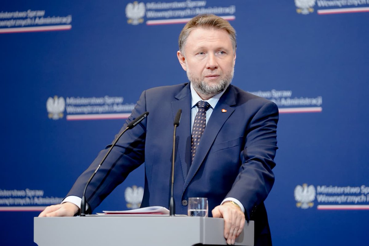 Bakan @MKierwinski, sığınma noktalarının haritasını içeren yeni bir uygulama ile ilgili bir konferansta şunları söyledi: Acil durumlarda sığınma noktası olarak hizmet verebilecek, @KGPSP tarafından doğrulanmış yaklaşık 70.000 tesisimiz zaten mevcut. Bunlar, akıllı telefonlar ve tabletler için kullanılabilen yeni bir uygulamaya dahil edildi; bu sayede herkes en yakın güvenli yerin konumunu kontrol edebilecek.