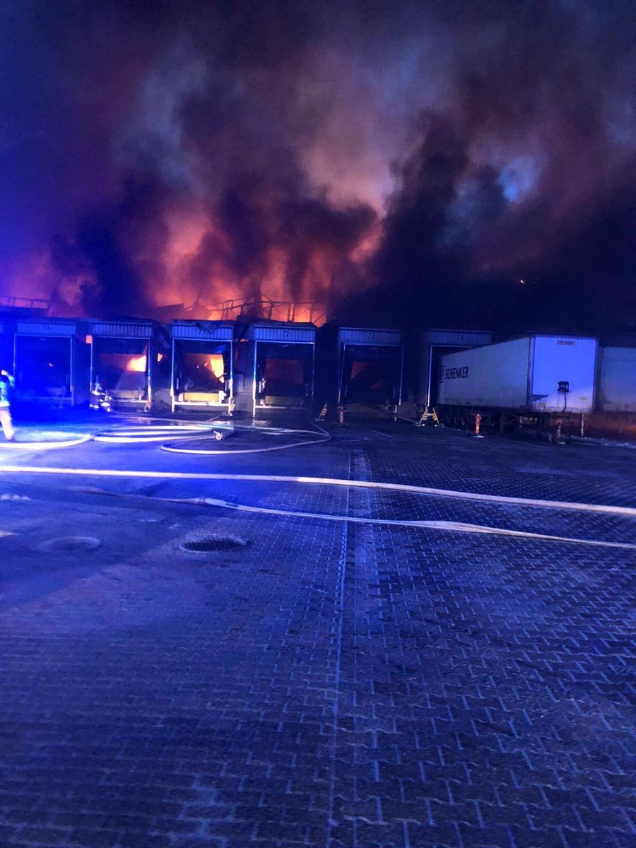 A fire has broken out in a warehouse in Tarnowo Podgórne, Wielkopolsce. Thirty fire crews are battling the blaze. There are currently no reports of any casualties. The structure is approximately 200 meters long and 60 meters wide. Photo: KW PSP Poznań