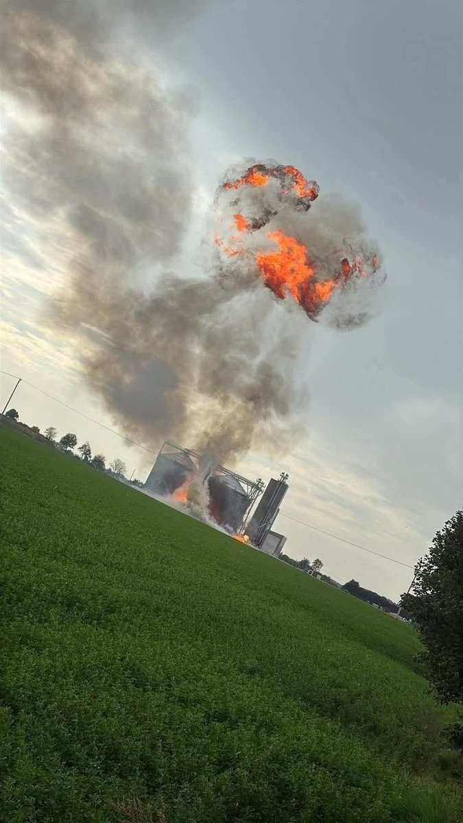 Incendie majeur et explosion dans un entrepôt important près de Czej-Dag, près de Włocławek, en Pologne. Plusieurs unités de pompiers luttent contre les flammes impliquant des bouteilles de gaz. Aucun blessé signalé.